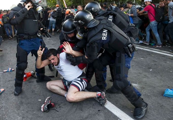 Maďarská policie zasahuje proti běžencům na srbsko-maďarské hranici.