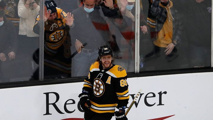 Pastrňák svým jedenáctým hattrickem v NHL vystřílel Bostonu výhru nad Flyers; Zdroj foto: Reuters