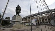 Největší chloubou šampionátu je stadion Lužniki v Moskvě, kde se hrál zahajovací zápas turnaje mezi domácím Ruskem a Saúdskou Arábií. Jeho dominantou je bývalý sovětský diktátor Vladimír Iljič Lenin, jenž se tyčí nad stánky s občerstvením.