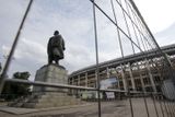 Největší chloubou šampionátu je stadion Lužniki v Moskvě, kde se hrál zahajovací zápas turnaje mezi domácím Ruskem a Saúdskou Arábií. Jeho dominantou je bývalý sovětský diktátor Vladimír Iljič Lenin, jenž se tyčí nad stánky s občerstvením.