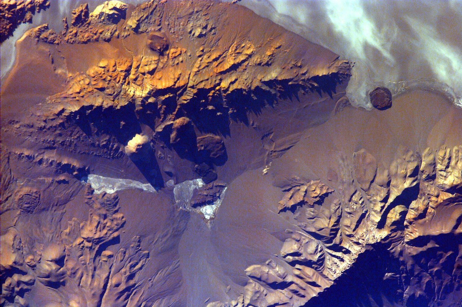 Stratovulkán Aracar v Andách, Argentina