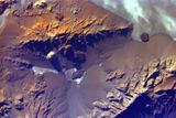 Stratovulkán Aracar v Andách v Argentině v Jižní Americe na snímku EarthKAM. Vrchol sopky je ukončen 1,5 km širokým kráterem, ve kterém se nachází malé jezírko.
