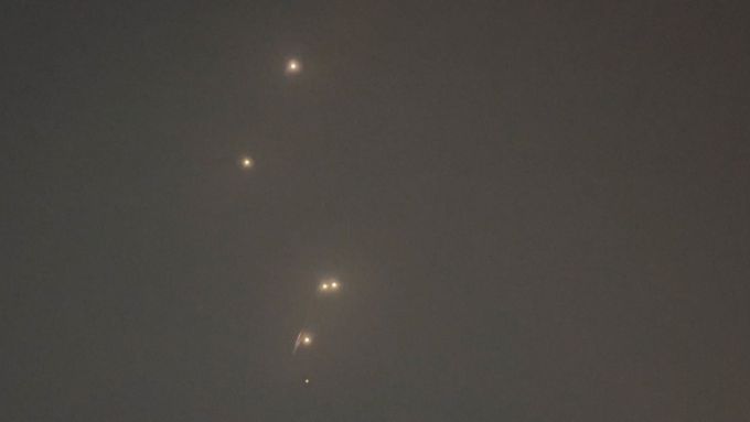Na obloze nad katarskou metropolí Dauhá byly podle svědků vidět rakety