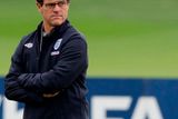 Kouč Anglie Fabio Capello pečlivě sleduje přípravu mužstva.