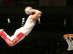 Člen francouzské exhibiční skupiny Crazy dunkers při show v Rize.