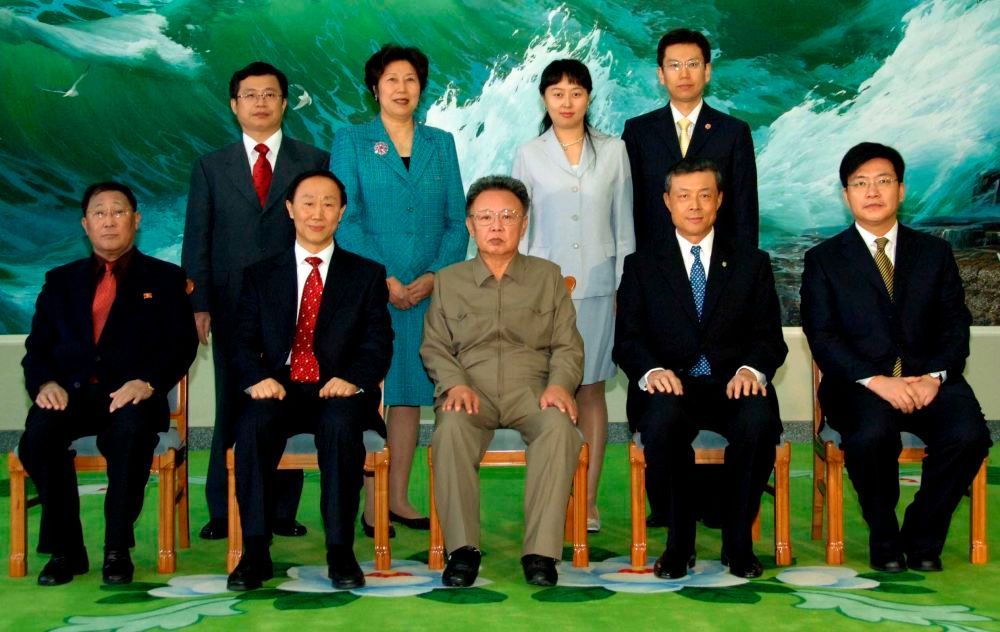 Kim Čong-il na skupinové fotografii