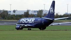 Odstavený Boeing 737 společnosti Fischer Air na letišti Ruzyně