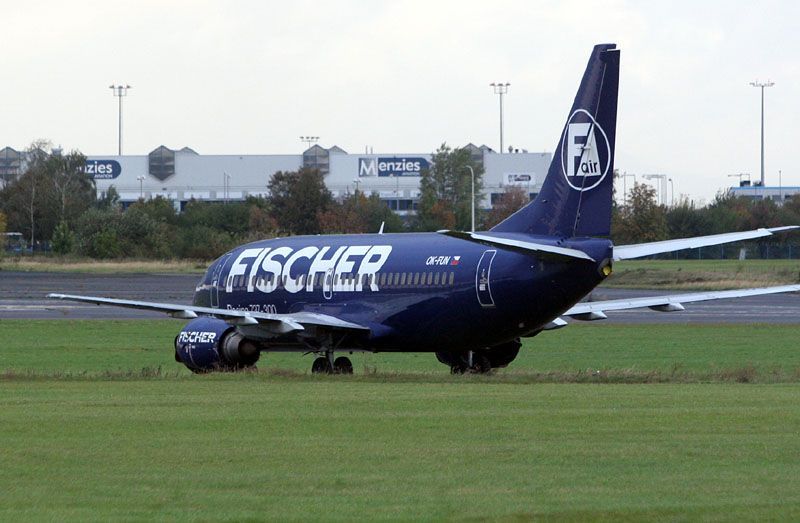 Odstavený Boeing 737 společnosti Fischer Air na letišti Ruzyně