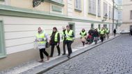 Před Poslaneckou sněmovnou na pražské Malé Straně se v úterý sešla zhruba dvacítka odborářů, většinou prodavačů a prodavaček. Chtějí podpořit návrh senátorů ČSSD, podle něhož by musely velké obchody mít zavřeno o sedmi státních svátcích: 1. ledna, na Velikonoční pondělí, 8. května, 28. září, 28. října, 25. a 26. prosince. Na Štědrý den by měl být zakázán prodej po poledni.