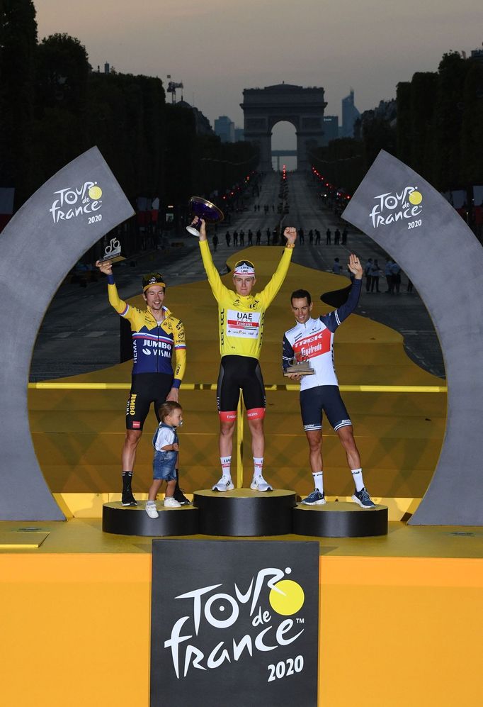 Ceremoniál po Tour de France 2020: Primož Roglič (vlevo), Tadej Pogačar a Richie Porte.