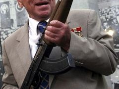 Michail Kalašnikov a jeho legendární automat AK-47. Archivní snímek.