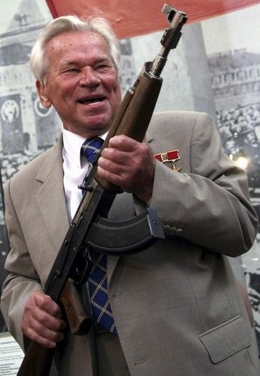 Michail Kalašnikov a jeho legendární automat AK-47.
