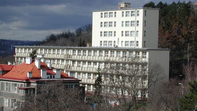 Koskuba je primářem pražské nemocnice Na Bulovce. V noci tam byl operován