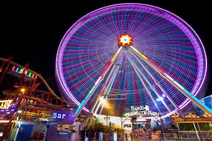 Prater, Vídeň. Roztočené rozloučení se svátečním volnem.