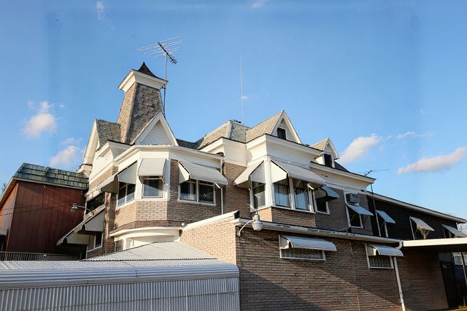 Pohřební ústav Goodale Memorial Chapel v Lockportu, Illinois. Sem bylo v květnu 1911 převezeno tělo zavražděné Elsie Paroubek. Kolorováno