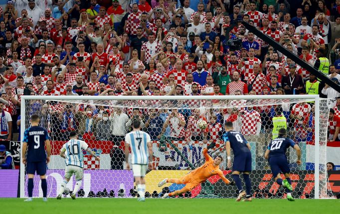 Lionel Messi dává gól z penalty v semifinále MS 2022 Argentina - Chorvatsko