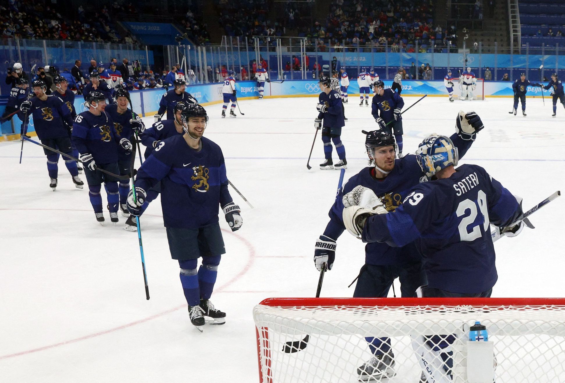 Finové slaví vítězství v semifinále Slovensko - Finsko na ZOH 2022 v Pekingu
