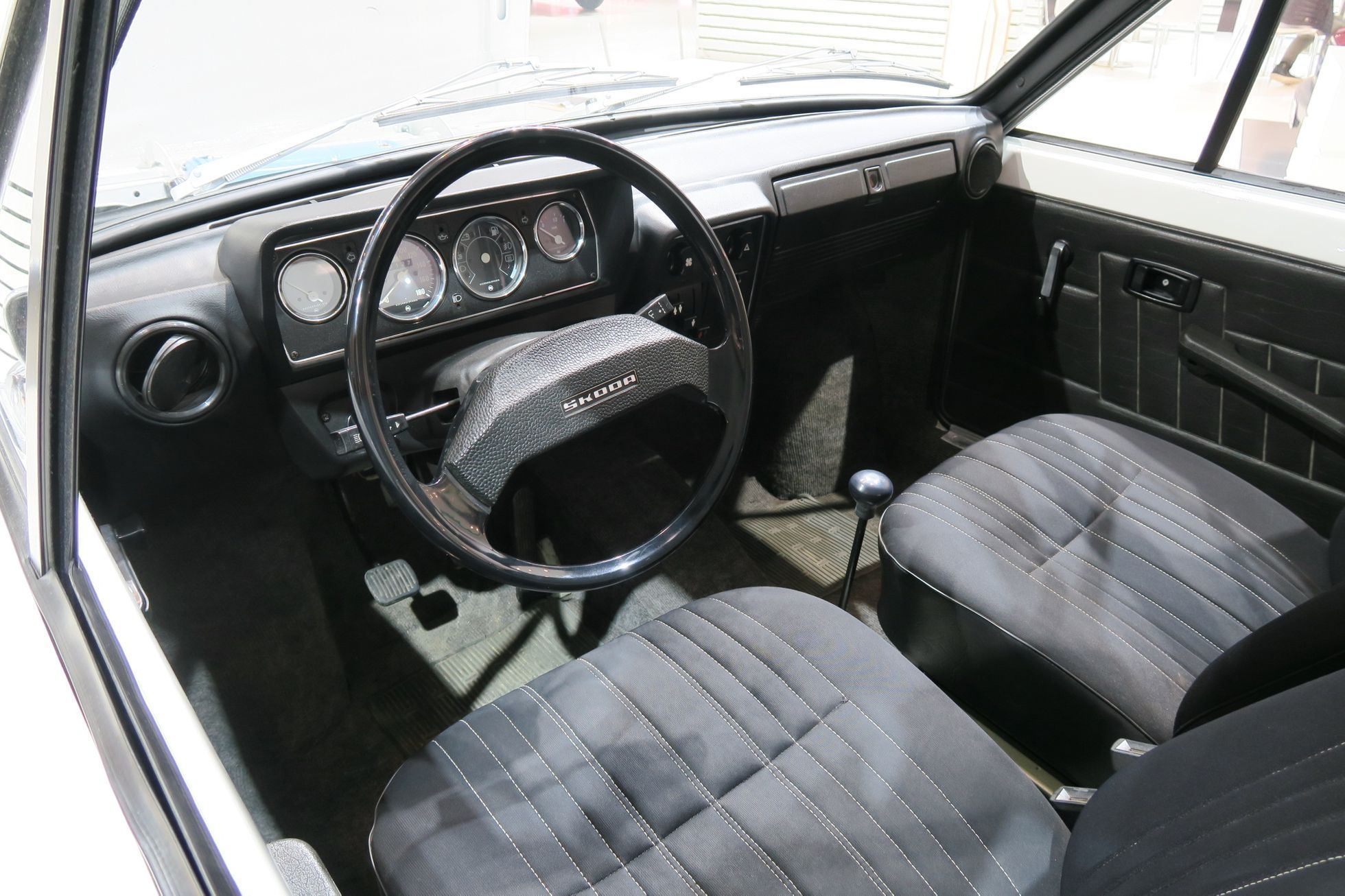 Stánek Škody na výstavě klasických automobilů v Essenu