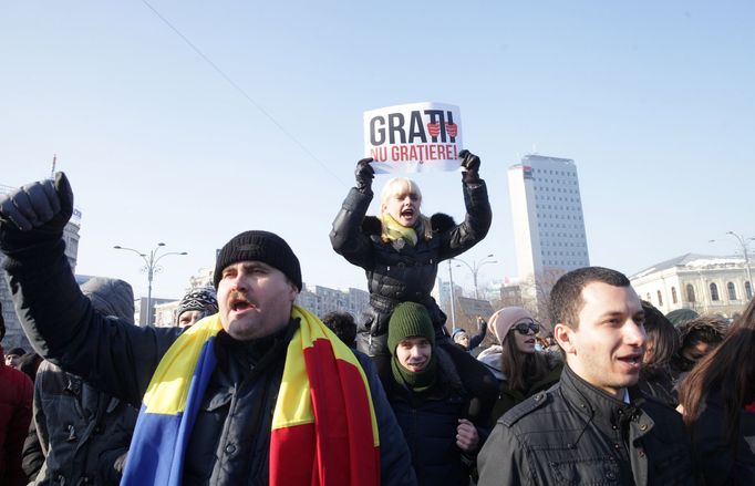 V rumunské metropoli Bukurešť protestují desetitisíce lidí proti kroku levicové vlády, která se rozhodla omilostnit stovky vězňů.