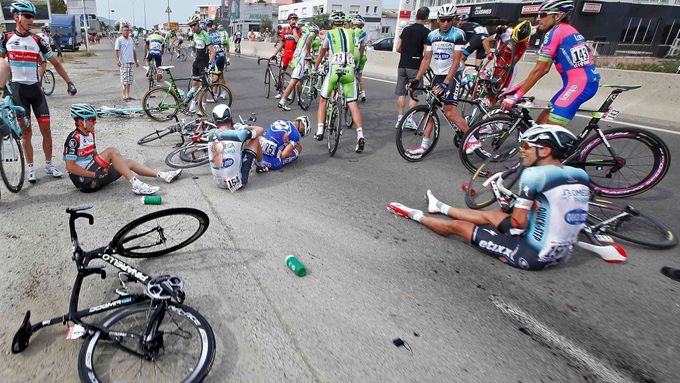 Důsledek hromadného pádu v první etapě Tour de France.