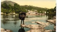 Ještě jeden pohled na starý Wales. Na snímku je rybář a v pozadí obec Llangollen.