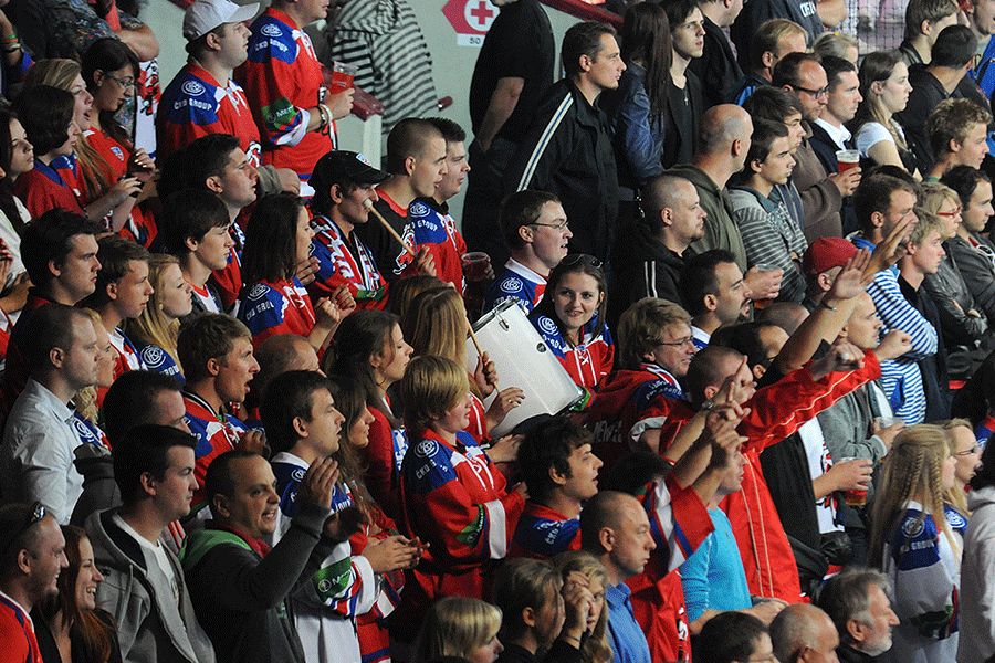 Fanoušci pražského Lva během utkání KHL 2012/13 s Rigou.