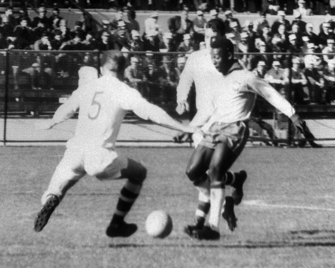 Na stadionu Viňa del Mar remizovalo 2. června 1962 naše mužstvo s mistrem světa Brazilií 0:0. Svatopluk Pluskal (č.5) za pomoci Andreje Kvašňáka zbavuje míče Pelého