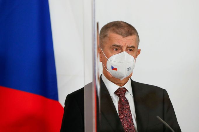 Český premiér Andrej Babiš na tiskové konferenci k dodávkám vakcín ve Vídni.