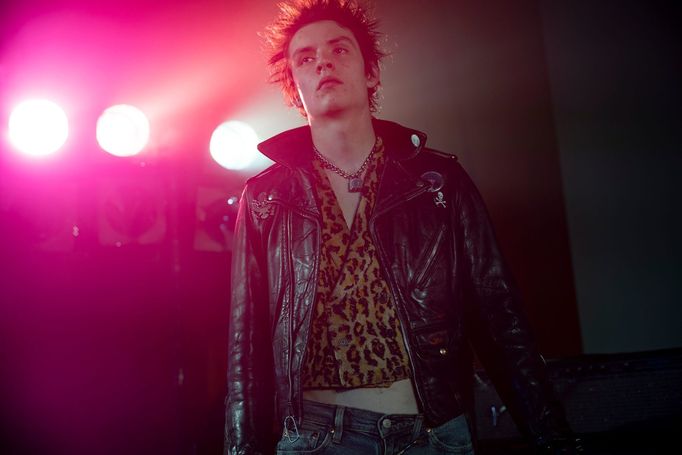 Louis Partridge jako Sid Vicious.