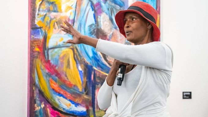 Bývalá supermodelka, aktivistka za lidská práva, spisovatelka a vizuální umělkyně Waris Dirie během zahájení své výstavy Mogadishu Blue, kde v dubnu 2025 poprvé veřejně vystavila své obrazy.