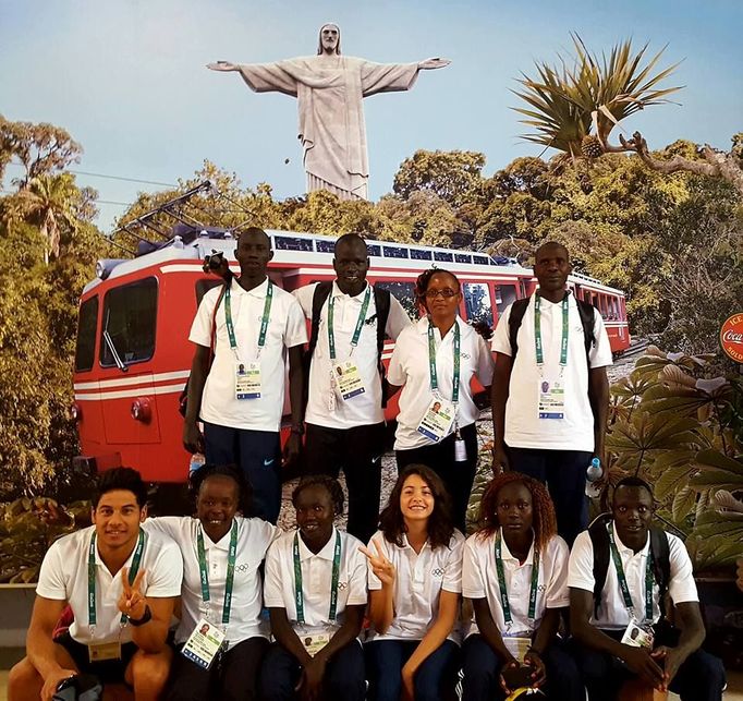 Desetičlenný Olympijský tým uprchlíků (Refugee Olympic Team).