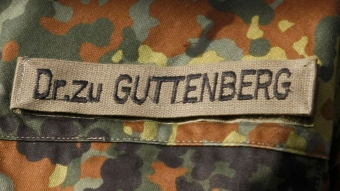 Jmenovka s titulem na polní uniformě německého ministra obrany