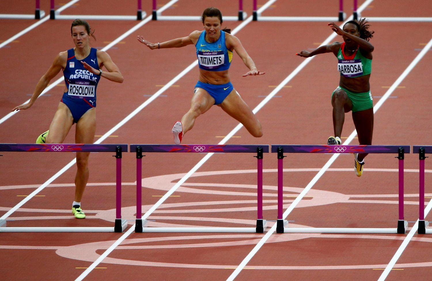 Тест легкая атлетика бег. Бег с барьерами на 400 м. Лондон 2012 бег с барьерами. Легкая атлетика 400 метров с барьерами. Техника бега на 400 м с барьерами.