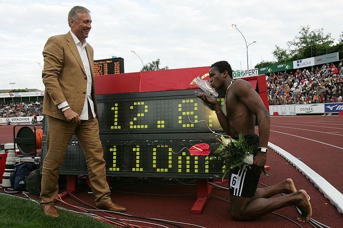 Dayron Robles před světelnou tabulí se svým světovým rekordem na 110 metrů překážek v Ostravě přebírá cenu od premiéra Mirka Topolánka.