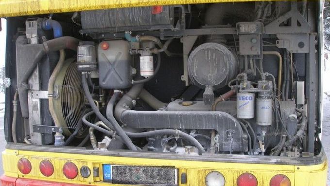 Řidič autobusu stihl požár motoru sám uhasit