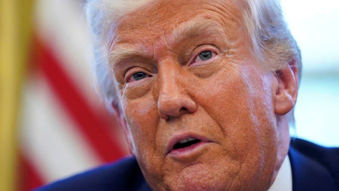 Americkému prezidentovi Donaldovi Trumpovi se nelíbí jeho portrét. Usoudil, že jeho autorka obraz "záměrně zkreslila" nebo "musela s postupujícím věkem přijít o talent".