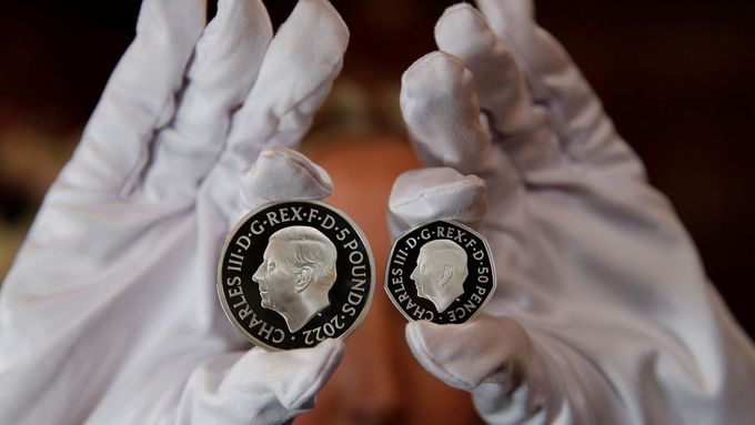 Profil krále Karla III. se nejprve objeví na mincích v hodnotě 50 pencí (vpravo) a nové pamětní minci v hodnotě pět liber.
