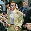 Arnold Schwarzenegger dostal na mítinku vejcem - 2003