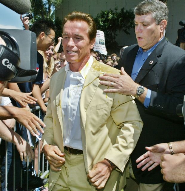 Arnold Schwarzenegger dostal na mítinku vejcem - 2003
