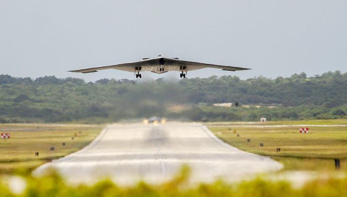 Northrop B-2 Spirit je strategický bombardér s technologií stealth, navržený pro dlouhý dolet a schopnost nést jaderné i konvenční zbraně. Poprvé vzlétl v roce 1989.