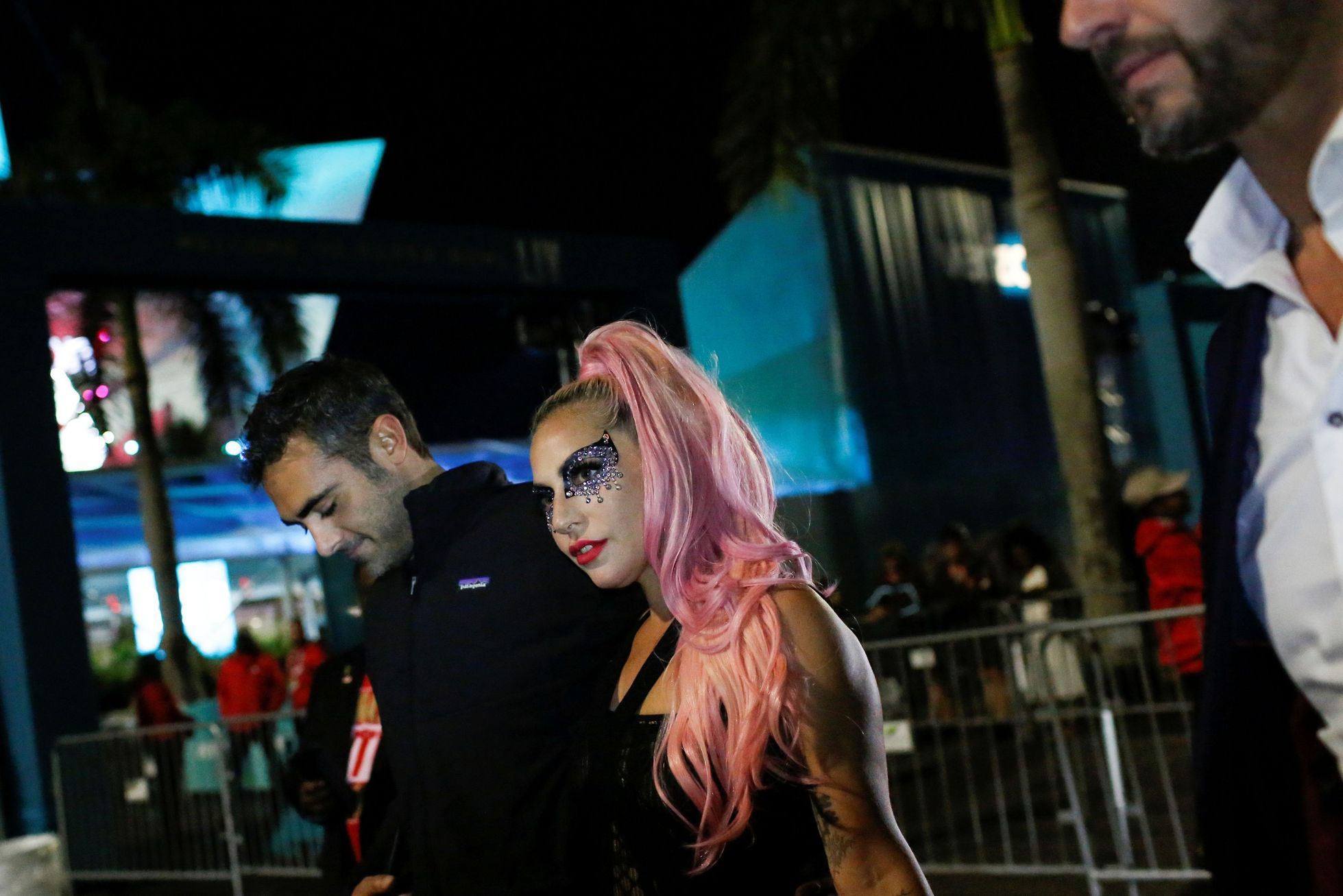 Lady Gaga a její nový milenec, investor Michael Polansky, odcházejí ze stadionu po finále Super Bowlu LIV  (2020)