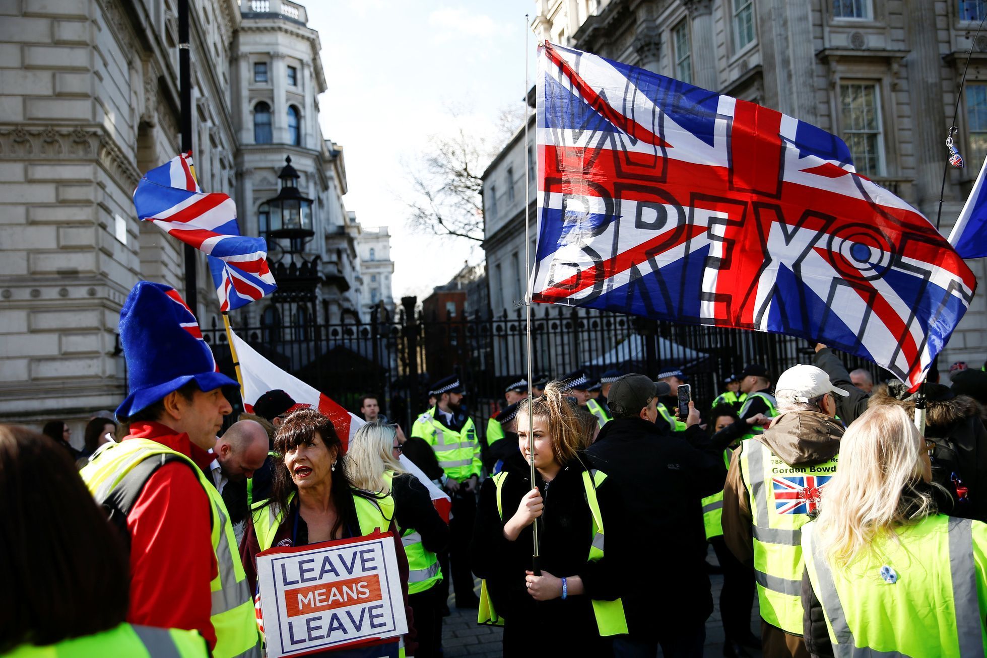 Podporovatelé brexitu demonstrují před sídlem britské premiérky.