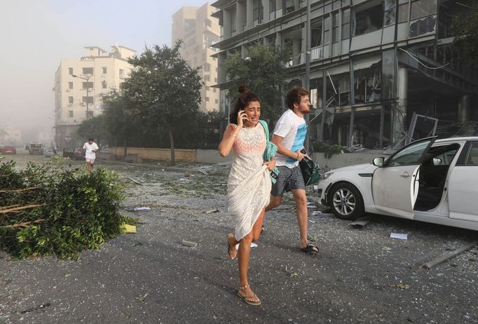 Lidé prchají do bezpečí po výbuchu v Bejrútu.