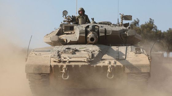 Izraelský tank u kibucu Beeri na jihu země.