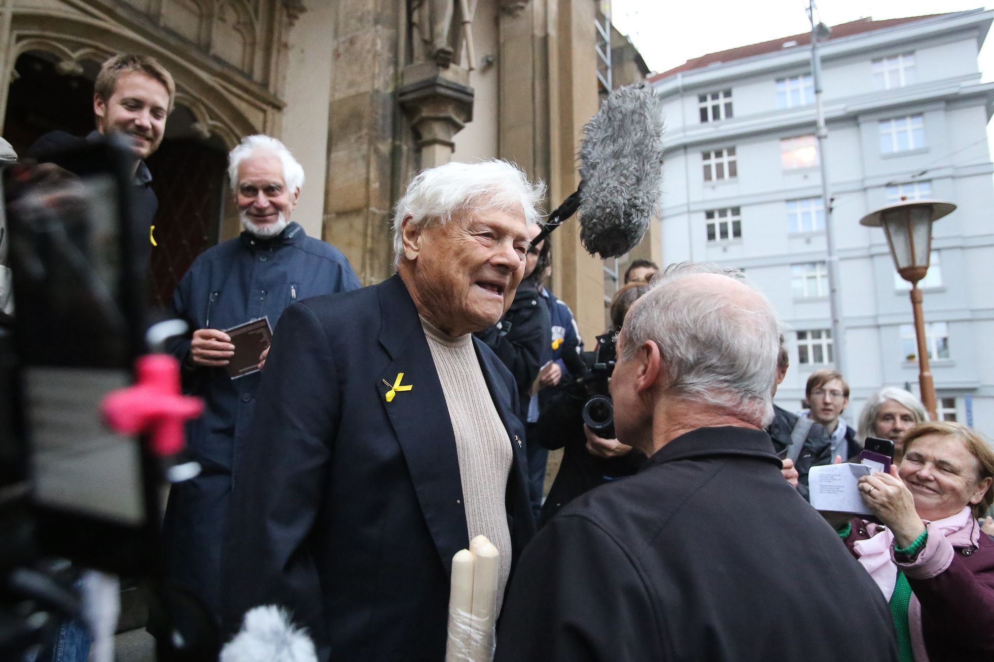 Uctění památek holokaustu na Strossmayerově náměstí pořádáné Terezínskou štafetou za účasti Jiřího Brady