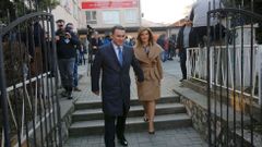 Bývalý makedonský premiér Nikola Gruevski odchází z volební místnosti ve Skopje