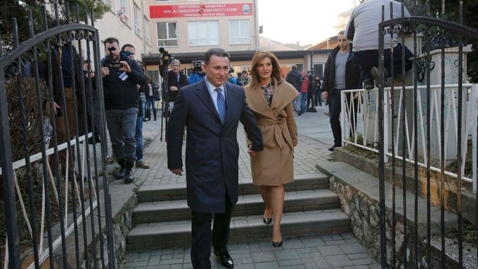 Bývalý makedonský premiér Nikola Gruevski odchází z volební místnosti ve Skopje