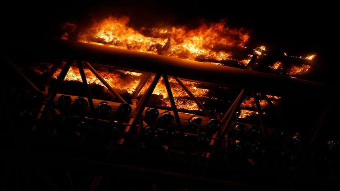 FOTO Kostarický stadion v plamenech, může za to ohňostroj