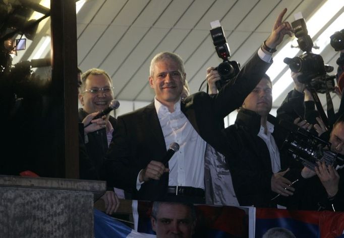 Serbian President and Democratic party leader Boris Tadic greets his supporters in the city centre in Belgrade February 3, 2008. Serbia's pro-Western president Tadic won re-election on Sunday against nationalist challenger Tomislav Nikolic, independent pollsters said, in a vote which will determine the country's future ties with the European Union. REUTERS/Marko Djurica (SERBIA)