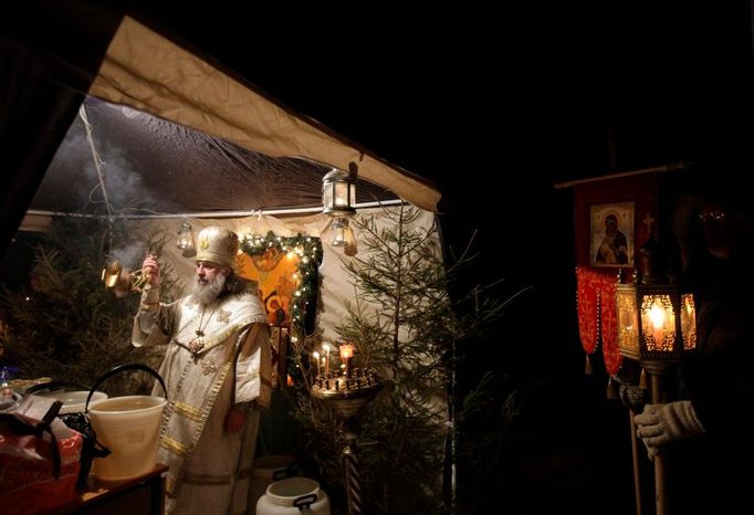 Ortodoxní kněz vede bohoslužbu ve měste Suzdal.